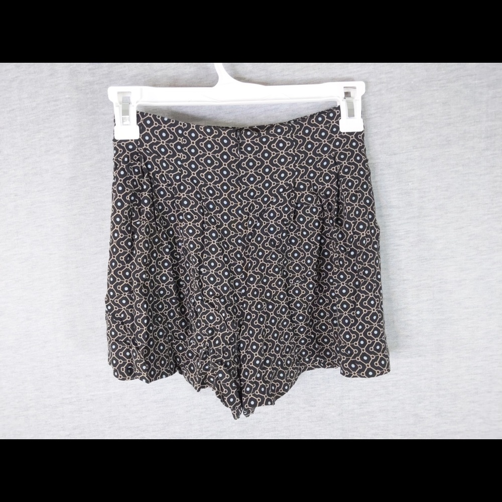 Bundle of Old Navy top & Forever21 Shorts - Picture 10 of 14